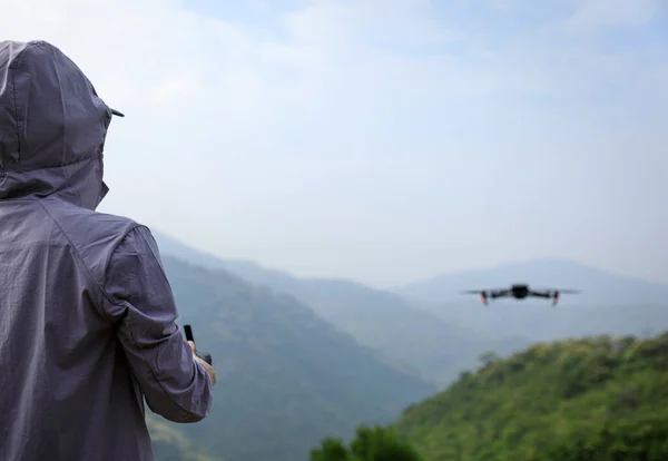 Emberek Egy Repülő Drónt Irányítanak Tavaszi Erdőben — Stock Fotó