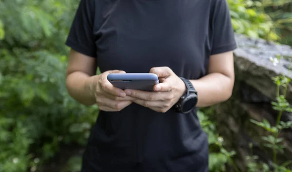 Hands Using Mobile Phone Summer Forest — Stockfoto