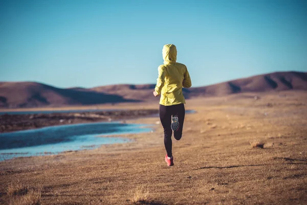 Woman Trail Runner Cross Country Running Winter High Altitude Lakeside — Stock Photo, Image