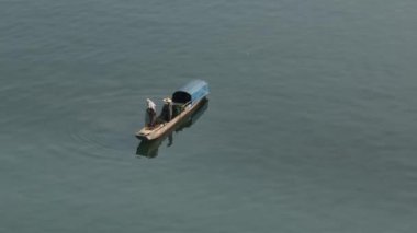 Balıkçılarla balıkçı teknesinin havadan görünüşü