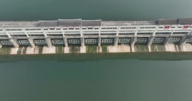 Gündüz vakti hidroelektrik barajının hava görüntüsü