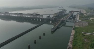 Sisli bir günde hidroelektrik barajının havadan görünüşü