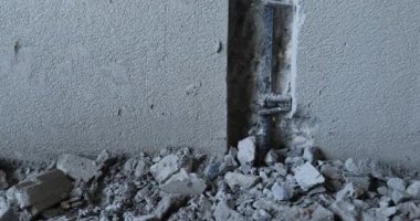 Binanın hasarlı taş duvarı