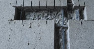 Binanın hasarlı taş duvarı