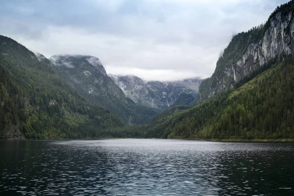 Bergsee Mit Wolkenverhangenen Gipfeln Und Grünem Wald Alp Oberösterreich Salzkammergut — Stockfoto