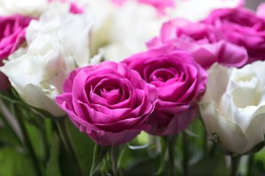 Bir buket beyaz ve pembe gül.