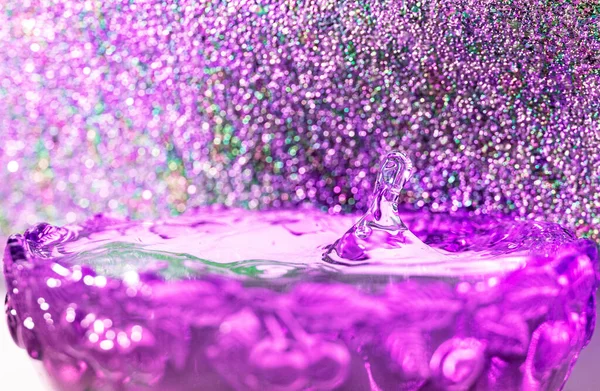 Water Druppels Een Kleurrijke Wazig Achtergrond Met Bokeh — Stockfoto