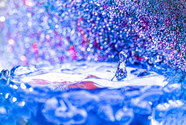 Water Druppels Een Kleurrijke Wazig Achtergrond Met Bokeh — Stockfoto
