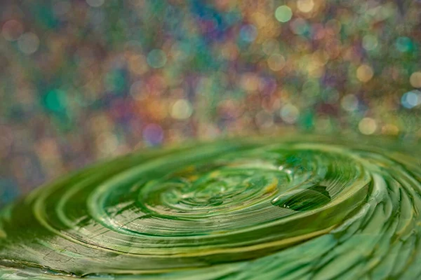 Waterdruppel Een Groen Glas Met Cirkel Een Felle Kleurrijke Achtergrond — Stockfoto