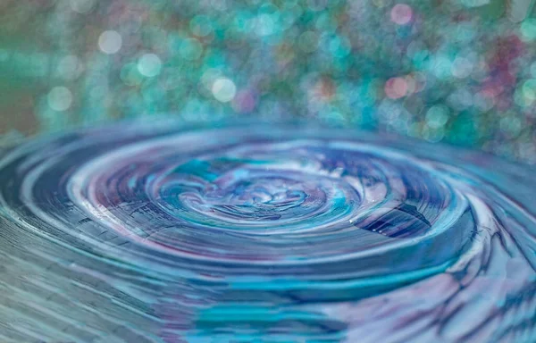 Waterdruppel Een Blauw Glas Met Cirkel Een Felle Kleurrijke Achtergrond — Stockfoto