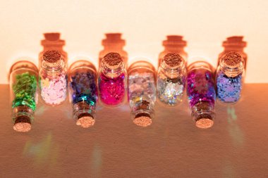 Renkli cam şişe grubu