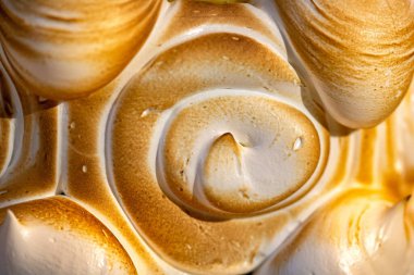 Yakılmış, karamelize edilmiş pastayla yakın plan.