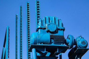 Mavi metal motor, mavi arka planda endüstriyel arka plan