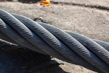Güçlü ve kalın çelik kablodan yakın plan metal ip.