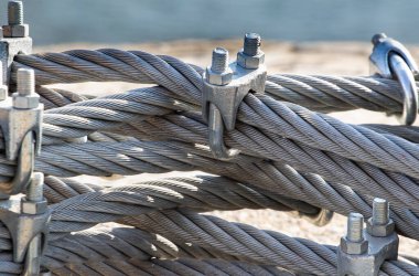 Çelik kablo telinin yakın plan metal halat su arka planı