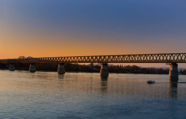 İnanılmaz, destansı gün batımı nehrin üzerinde, iskelede altın yağmuru, parlak su