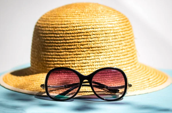 Vrouwelijke Geelstrohoed Zonnebril Voor Strandvakantie — Stockfoto