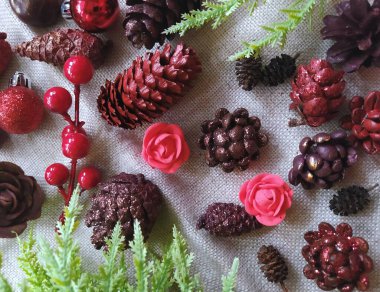 Doğal malzemeler ve nakış işleri için diğer dekorlar, yeni yıl düzeni.