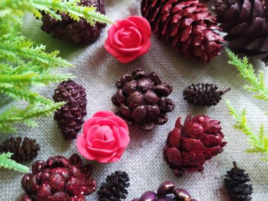 Doğal malzemeler ve nakış işleri için diğer dekorlar, yeni yıl düzeni.