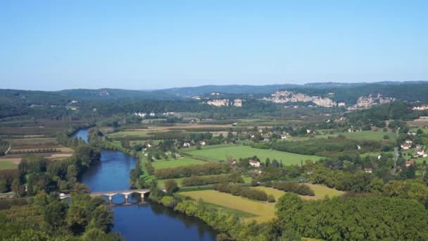 Vue panoramique de la vallée de la Vézère depuis le village de Domme en Dordogne, France — Video