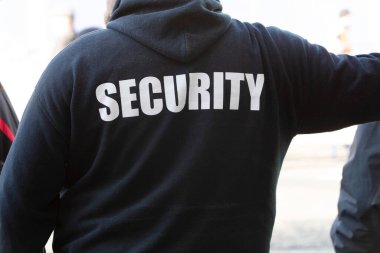 Halka açık bir etkinlikte güvenlik görevlisi.