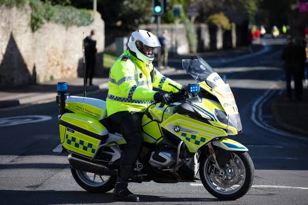 Bicester, Velká Británie - říjen 2021: Policejní motocykl jezdec blokuje silnici během akce — Stock fotografie