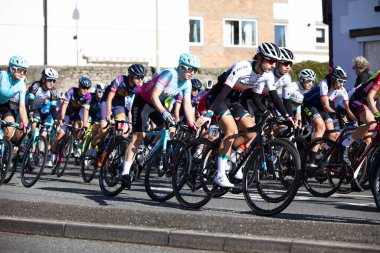 Bicester, İngiltere - Ekim 2021: Kadınlar Turu 'nun ilk etabında yarışmacılar İngiltere' de bisiklet yarışı düzenledi