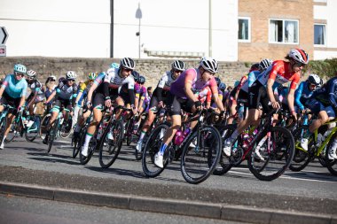 Bicester, İngiltere - Ekim 2021: Kadınlar Turu 'nun ilk etabında yarışmacılar İngiltere' de bisiklet yarışı düzenledi