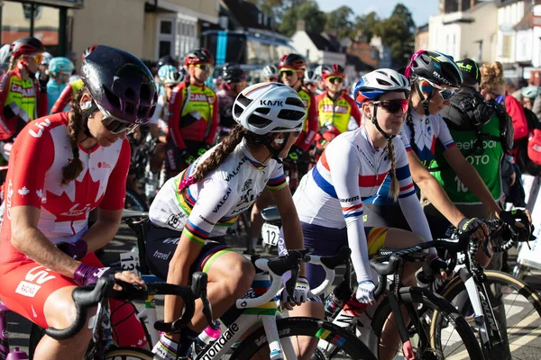 バイセスター,英国- 2021年10月:競技者は、英国でのサイクルレースツアーの開始時に並んで — ストック写真