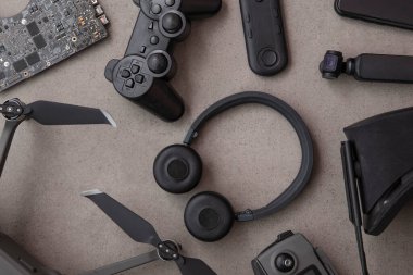 Gri bir arka planda siyah teknoloji cihazları ve aygıtlar düz yatıyordu