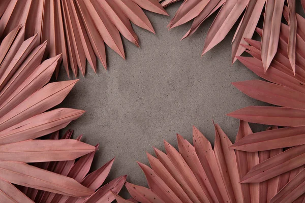 コンクリートの背景に乾燥ピンクの熱帯ヤシの木の葉のbohoスタイルのファッショナブルな装飾 — ストック写真