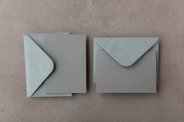 Tomma grå kort med grått papper kuvert mall mocka upp på en konkret bakgrund — Stockfoto