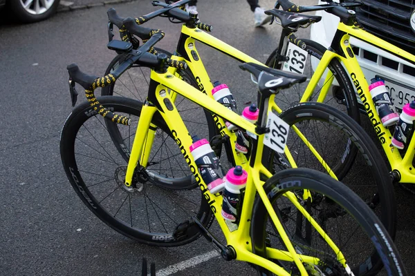 Bicester, Reino Unido - Octubre 2021: Las bicicletas Pofessional Cannnondale se alinean antes de una carrera competitiva — Foto de Stock