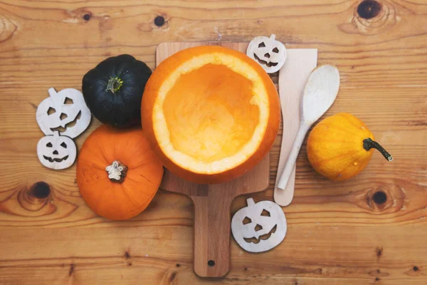 Visão aérea de uma abóbora laranja sendo esculpida em uma lanterna para decoração de Halloween — Fotografia de Stock