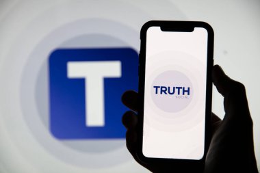 LONDON, İngiltere - Mayıs 2021: Truth Social logo, Donald Trump tarafından geliştirilen bir sosyal ağ