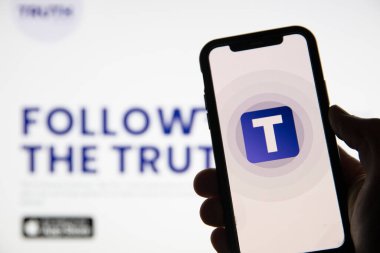 LONDON, İngiltere - Mayıs 2021: Truth Social logo, Donald Trump tarafından geliştirilen bir sosyal ağ