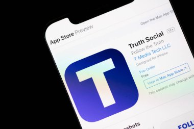 LONDON, İngiltere - Mayıs 2021: Truth Social logo, Donald Trump tarafından geliştirilen bir sosyal ağ