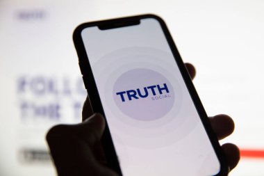 LONDON, İngiltere - Mayıs 2021: Truth Social logo, Donald Trump tarafından geliştirilen bir sosyal ağ
