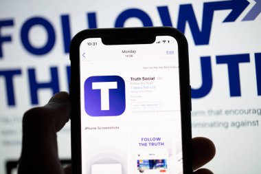 LONDON, İngiltere - Mayıs 2021: Truth Social logo, Donald Trump tarafından geliştirilen bir sosyal ağ