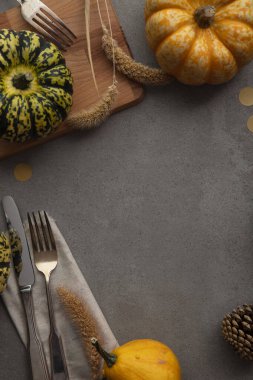 Sonbahar yeri, çatal bıçak ve balkabaklarıyla Şükran Günü arkaplanı oluşturma