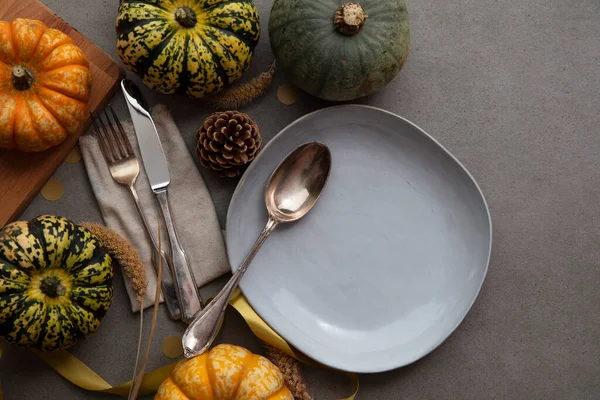 Overhead φθινόπωρο Ευχαριστίες δείπνο θέση ρύθμιση με κολοκύθες μαχαιροπίρουνα και ένα άδειο πιάτο — Φωτογραφία Αρχείου
