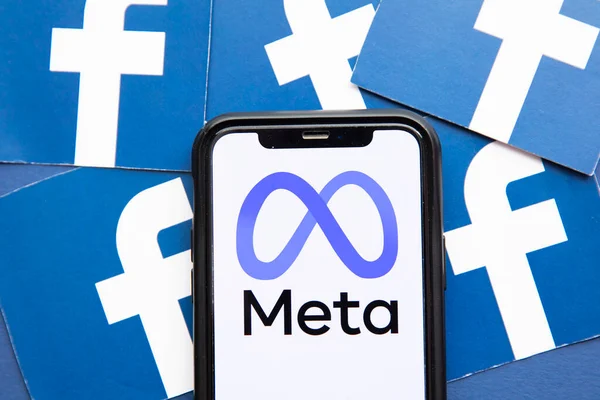 LONDON, Ηνωμένο Βασίλειο - Οκτώβριος 2021: Η εταιρεία μέσων κοινωνικής δικτύωσης Facebook αλλάζει την εταιρική της επωνυμία σε Meta — Φωτογραφία Αρχείου