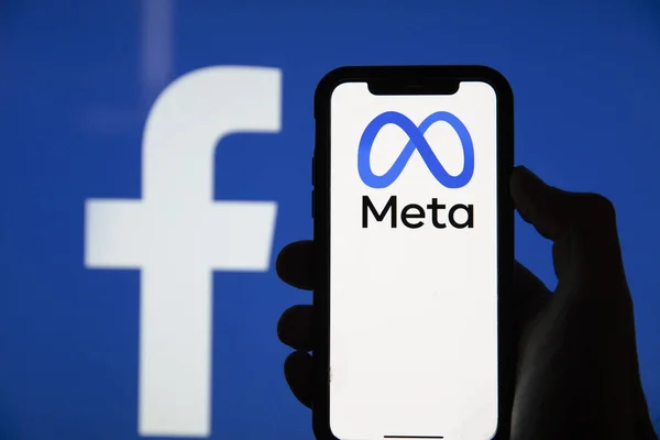LONDON, Ηνωμένο Βασίλειο - Οκτώβριος 2021: Η εταιρεία μέσων κοινωνικής δικτύωσης Facebook αλλάζει την εταιρική της επωνυμία σε Meta — Φωτογραφία Αρχείου