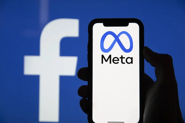 LONDON, UK - Oktober 2021: Facebook Social Media Unternehmen ändert seinen Firmennamen in Meta — Stockfoto