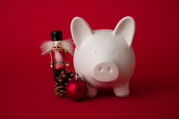 Ünnepi pénzügyi megtakarítási koncepció. Malacka bank karácsonyi díszek — Stock Fotó