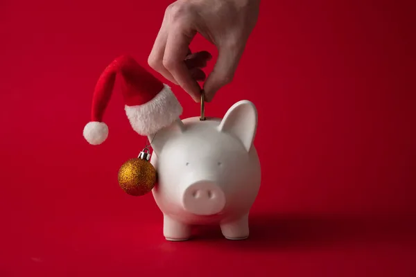 Εορταστική οικονομική αποταμίευση. Κουμπαράς με χριστουγεννιάτικα στολίδια — Φωτογραφία Αρχείου