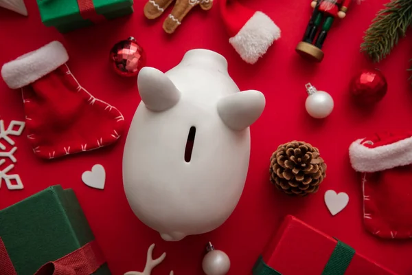 Γιορτή Χριστούγεννα οικονομική αποταμίευση έννοια. Λευκό κουτι χρημάτων κουμπαράς με δώρα και διακοσμήσεις — Φωτογραφία Αρχείου
