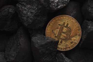 Bitcoin madencilik konsepti. Altın bitcoin kripto para bir yığın kömür içinde