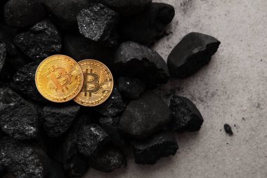 Bitcoin madencilik konsepti. Altın bitcoin kripto para bir yığın kömür içinde