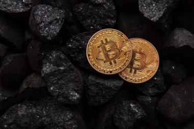 Bitcoin madencilik konsepti. Altın bitcoin kripto para bir yığın kömür içinde